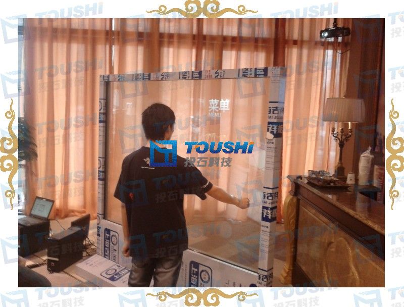 成都某樓盤100寸背投式透明數(shù)碼櫥窗