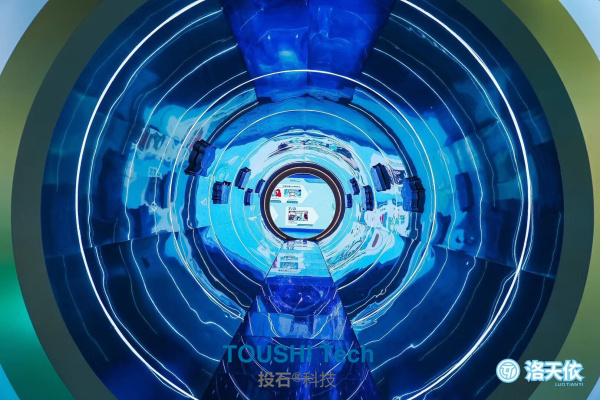 上海靜安大悅城中庭“洛天依10周年展覽”觸摸發(fā)聲墻裝置