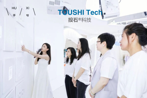 愛慕乎兮HUXI品牌杭州武林銀泰快閃店弧形觸摸墻