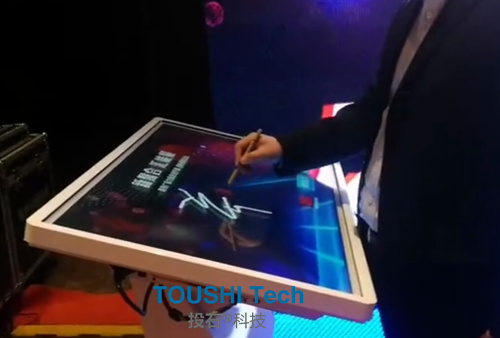 南京廣告力量走進(jìn)喬恩暨新春聯(lián)誼會顏值識別機(jī)、簽名拼LOGO