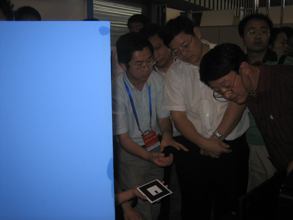 羅群副市長(zhǎng)觀看<a href=http://m.westyy.cn target=_blank class=infotextkey>增強(qiáng)現(xiàn)實(shí)</a>1.jpg