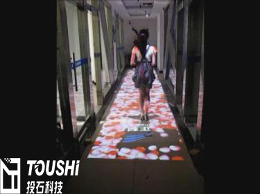 互動(dòng)紅毯，走紅毯，<a href=http://m.westyy.cn target=_blank class=infotextkey><a href=http://m.westyy.cn/products/1/ target=_blank class=infotextkey>地面互動(dòng)投影</a></a>，投石智能系統(tǒng).jpg