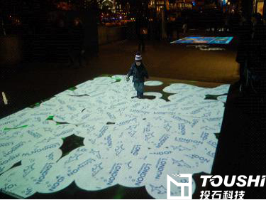 <a href=http://m.westyy.cn target=_blank class=infotextkey><a href=http://m.westyy.cn/products/1/ target=_blank class=infotextkey>地面互動投影</a></a>，投石智能系統(tǒng).jpg