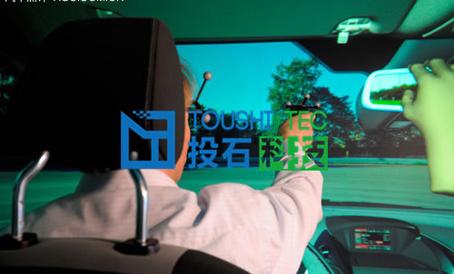 設計師通過一個感應設備來當“手”操控車內(nèi)設備_副本.jpg