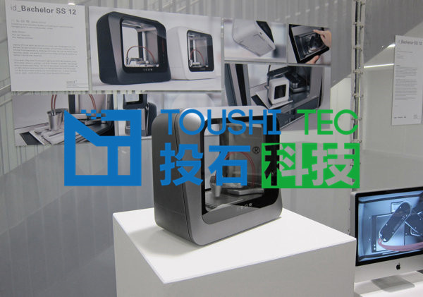 XEOS 3D打印機設(shè)計非常緊湊，設(shè)備長47cm、寬25cm、高43cm，是目前體積最小的3D打印機。.jpg