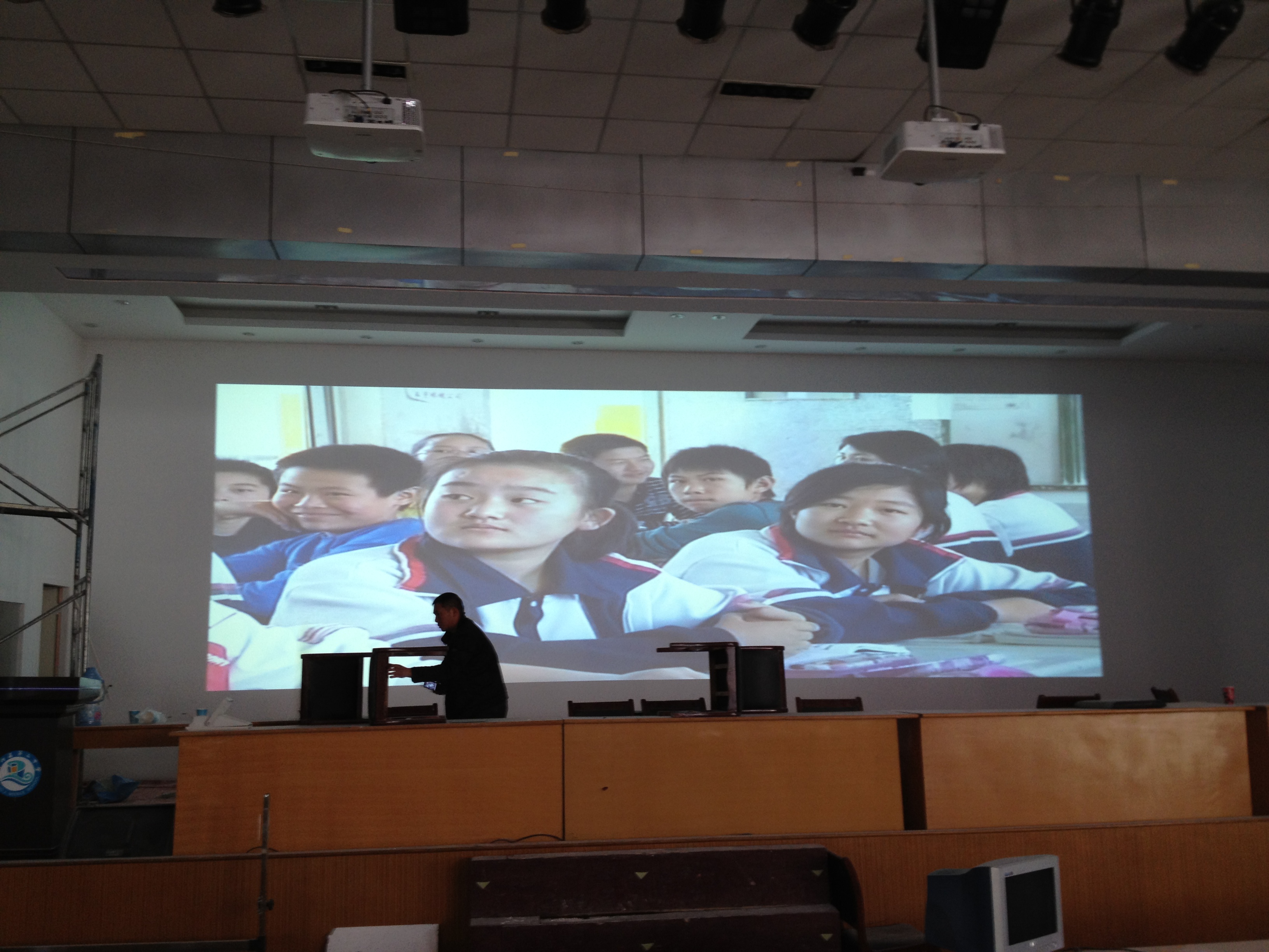 淮安市盱眙第二中學(xué)校大禮堂三通道桌面融合系統(tǒng)