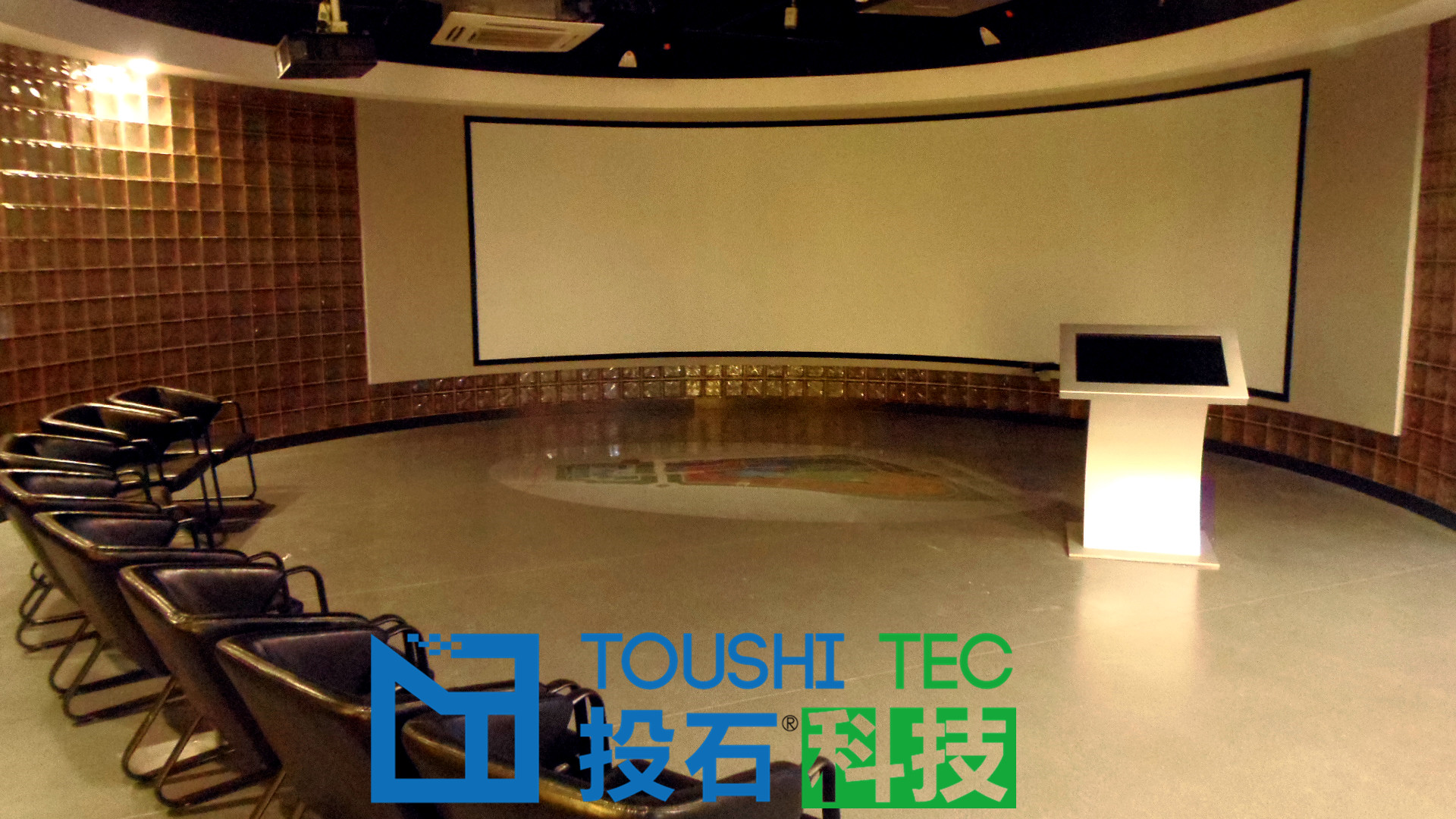 南京紫東創(chuàng)意園多媒體展廳總包案例三通道弧幕投影